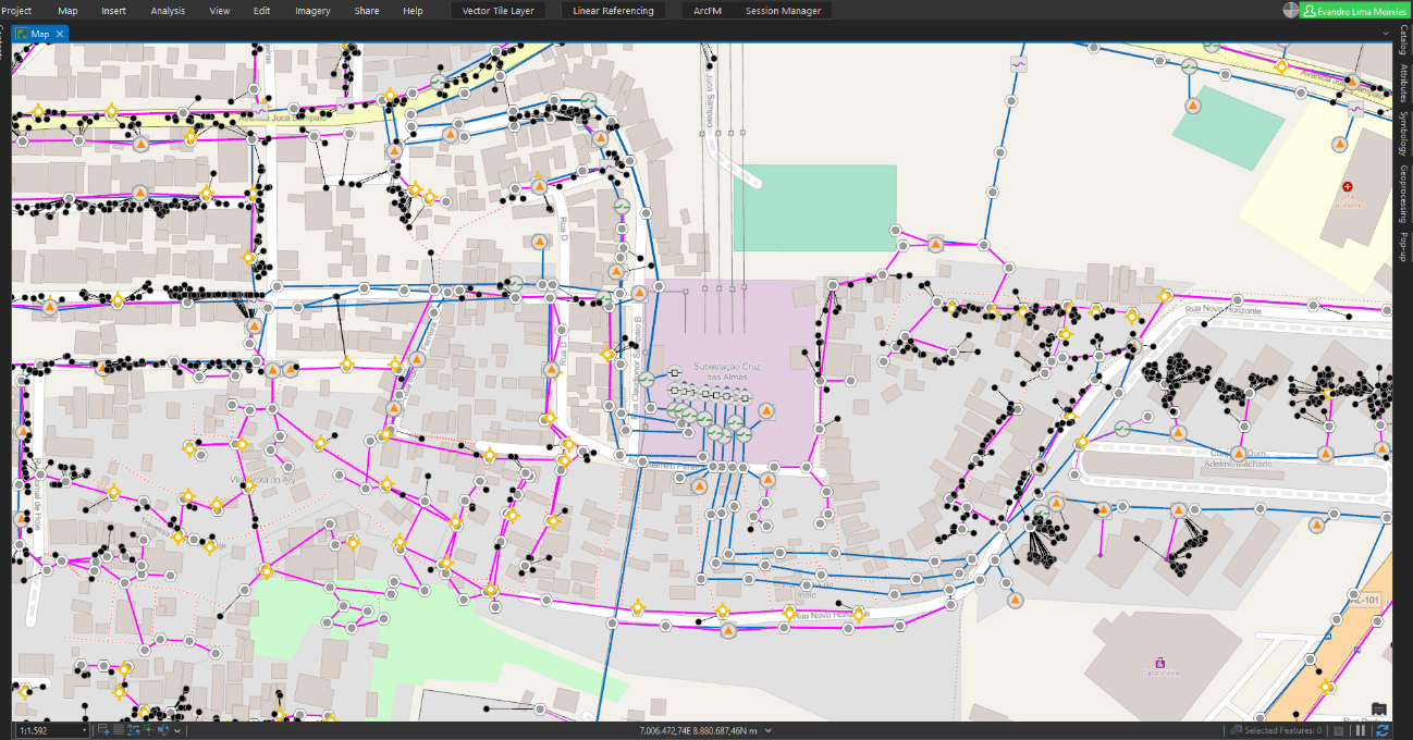 Visualização dinâmica da rede de distribuição no ArcGIS Pro, com destaque para camadas de infraestrutura elétrica em uma área urbana.