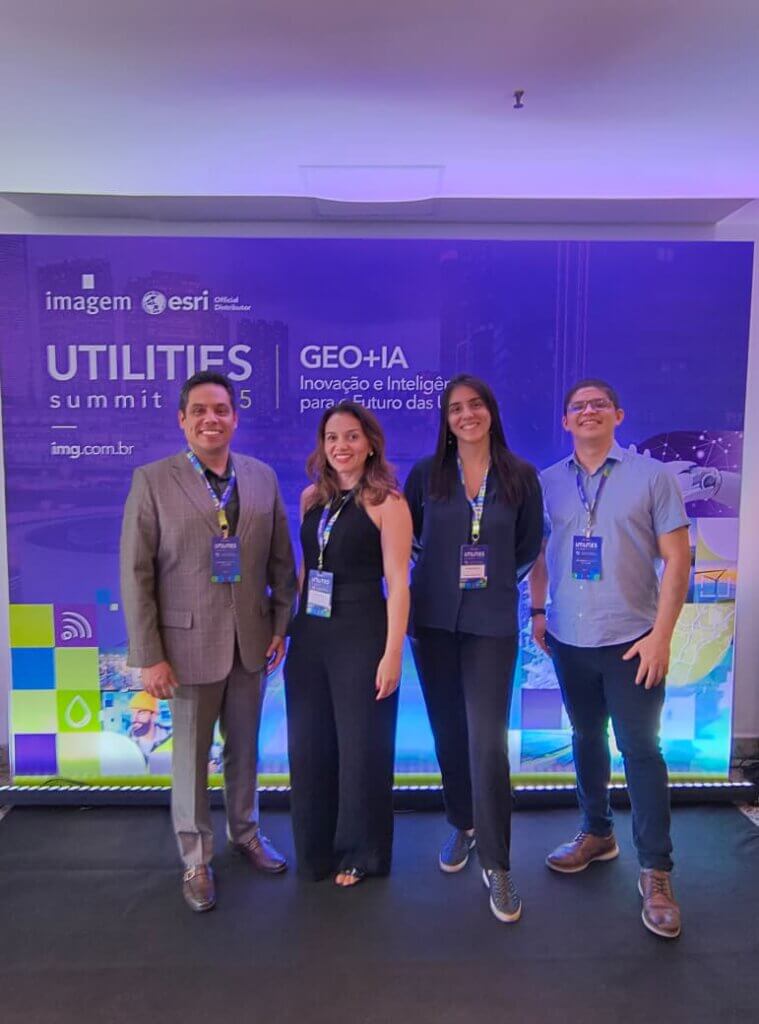 Equipe da CAGECE — Joselito, Karina e Jeffersson — durante apresentação sobre gestão comercial inteligente no Utilities Summit 2025.