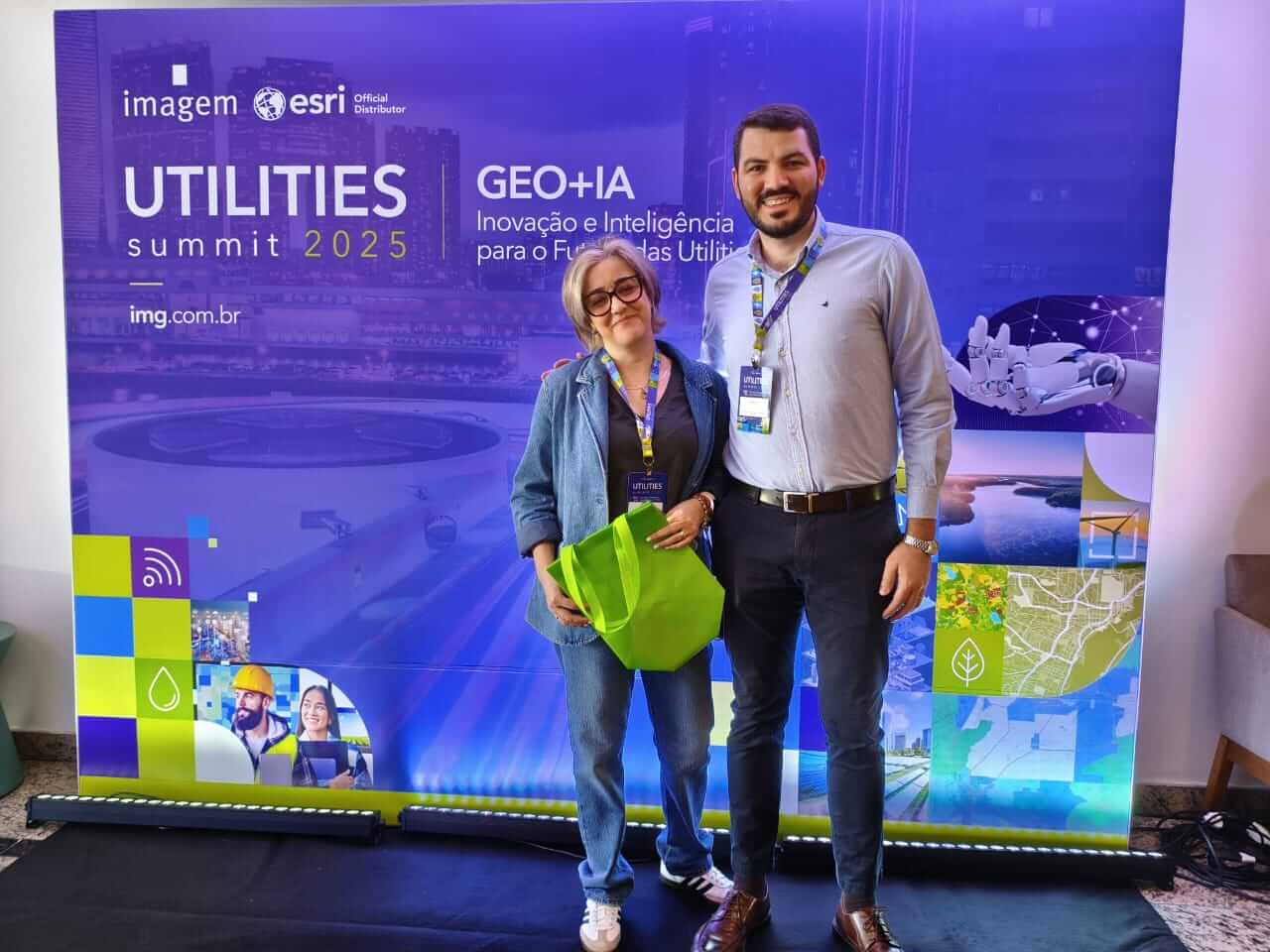 Kátia, representante da Energisa, participa do Utilities Summit 2025, destacando práticas de inovação no setor elétrico.