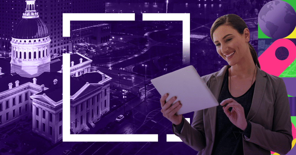Profissional sorridente com tablet em mãos, em frente a uma cidade iluminada. Fundo em roxo com elementos gráficos de mapas e ícones globais representando gestão pública.