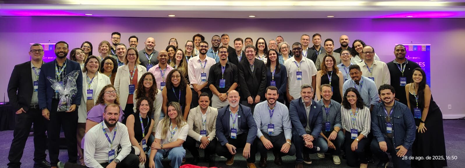 Foto oficial de grupo com todos os participantes do Utilities Summit 2025, realizado em Salvador.