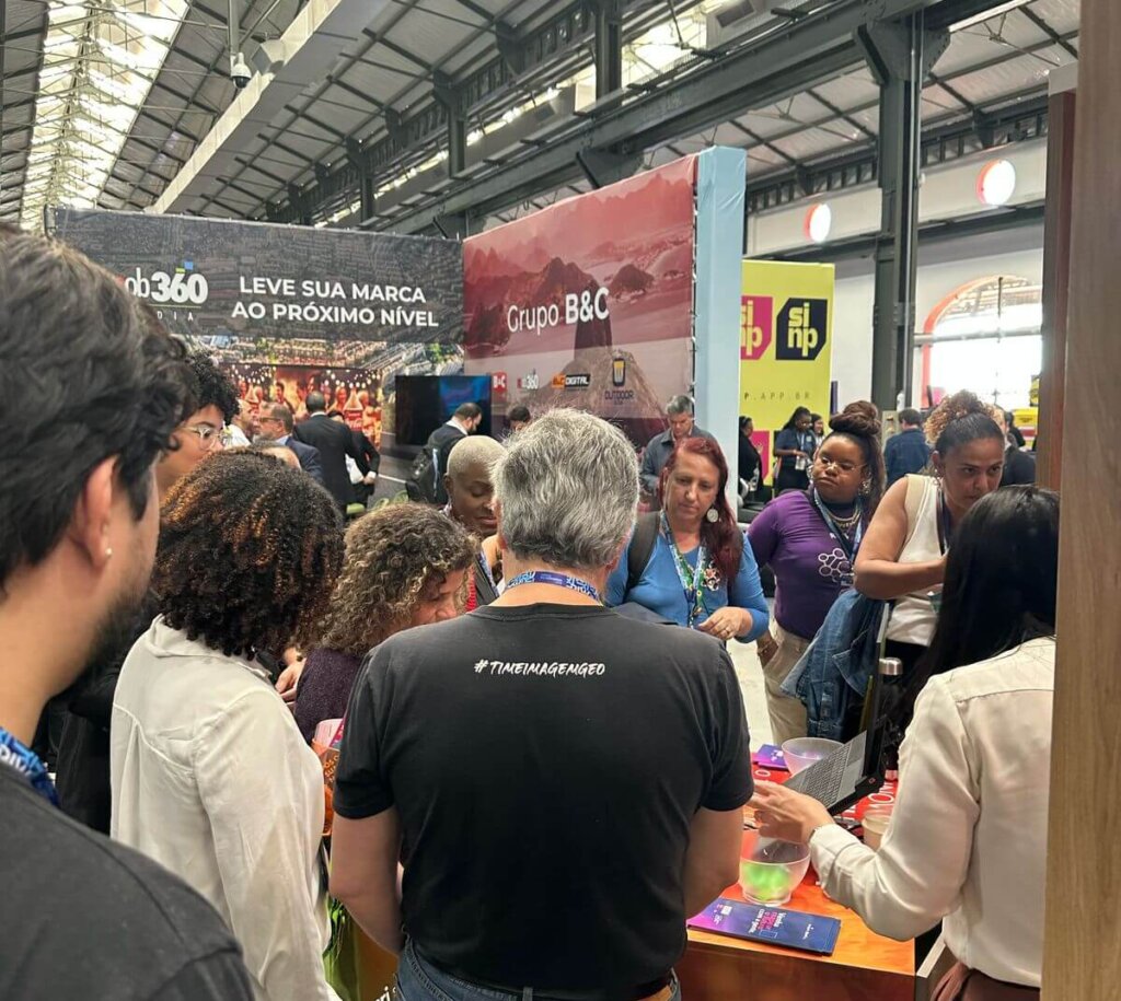 Público engajado no estande da Imagem Geosistemas durante o Rio Innovation Week 2024.