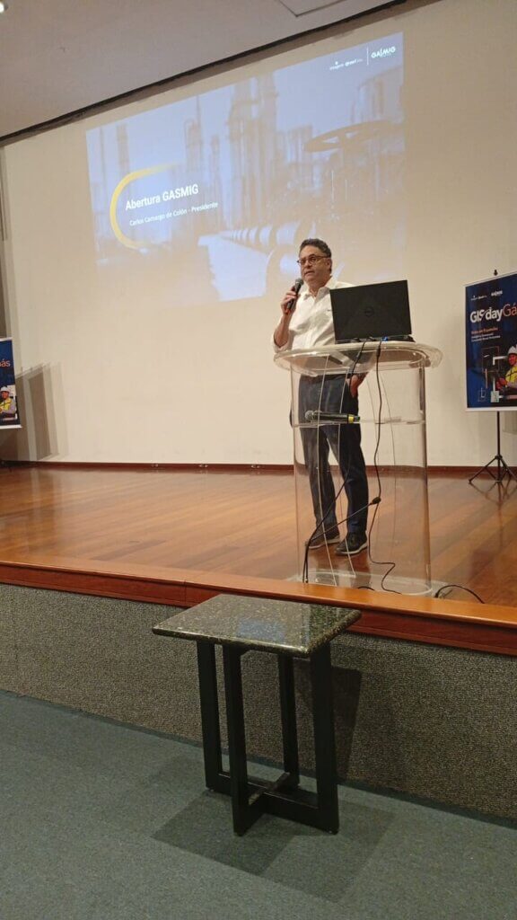 Carlos cólon presidente da Gasmig se apresenta no palco do GIS DAY GÁS
