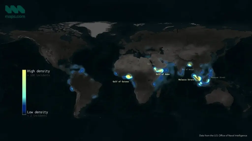 Mapa mundial mostrando a densidade de incidentes de pirataria entre 2000 e 2024, com destaque para áreas de alta concentração no Golfo de Áden, Golfo da Guiné, Estreito de Malaca e Baía de Bengala. Escala de cores indica de baixa a alta densidade de ocorrências.