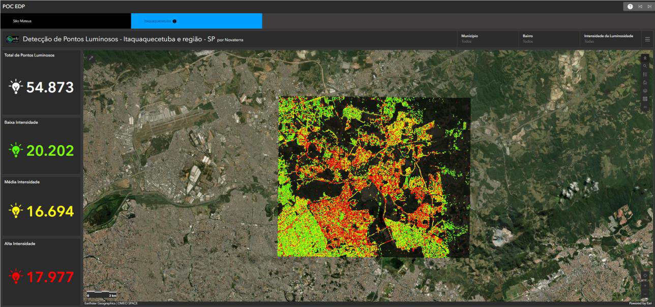 Visualização conceitual de satélites monitorando iluminação pública em áreas urbanas com dashboards inteligentes de geotecnologia.