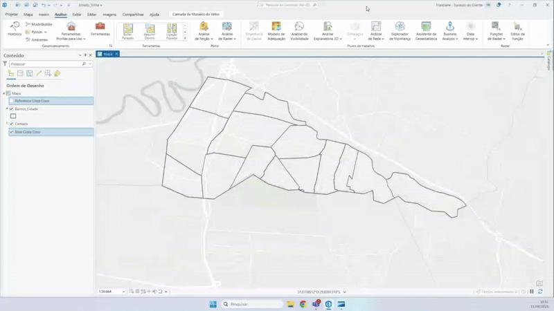 Tela do ArcGIS Pro exibindo um mapa urbano com bairros delimitados em polígonos. O usuário seleciona alguns bairros que ficam destacados em azul-claro, mostrando como áreas específicas podem ser isoladas para análise.