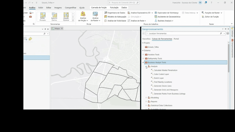 No ArcGIS Pro, o painel de geoprocessamento é aberto e o usuário navega até a caixa de ferramentas “Business Analyst Tools”. As opções exibidas incluem ferramentas como Calculate Market Penetration, Enrich Layer e Generate Reports, destacando os recursos de análise de mercado disponíveis.