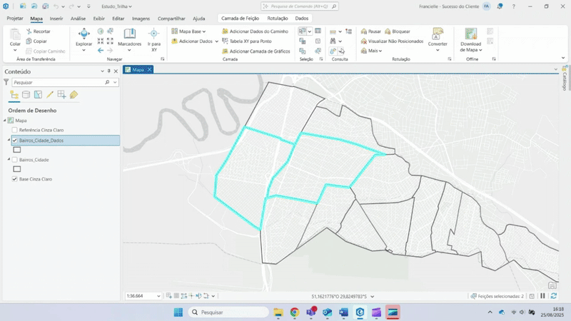 Mapa no ArcGIS Pro com os limites de vários bairros desenhados em linhas pretas sobre fundo cinza. A interface mostra a aba de análise com diferentes opções de modelagem e simulação, ilustrando a preparação da camada para análises futuras.