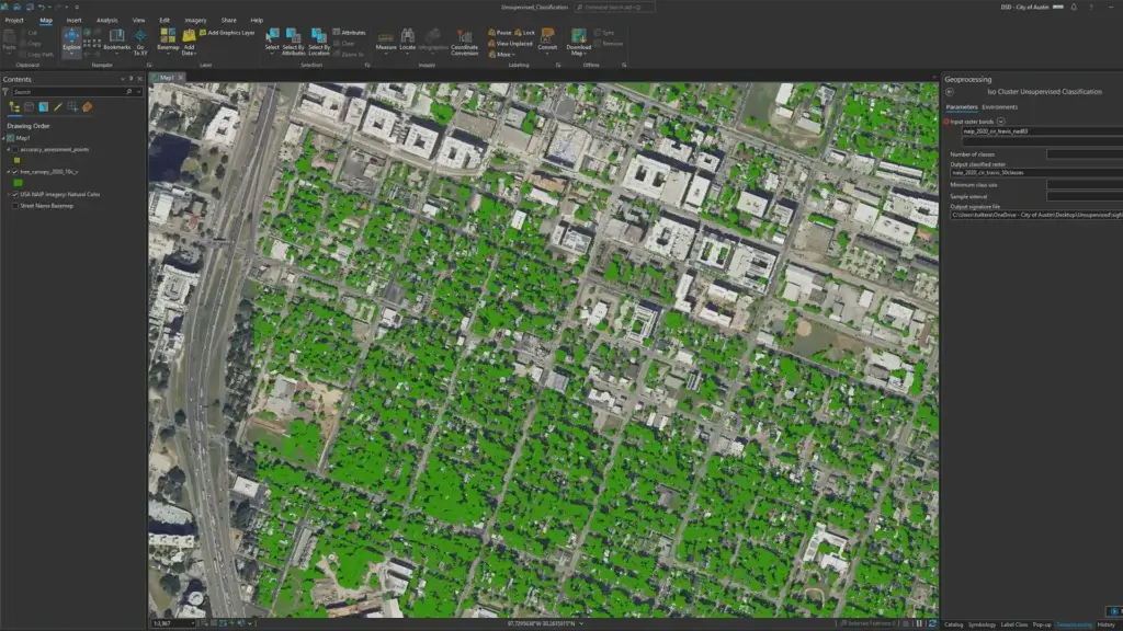 Tela do ArcGIS Pro exibindo classificação não supervisionada da cobertura arbórea em Austin. As áreas verdes representam árvores detectadas em imagens aéreas de alta resolução.