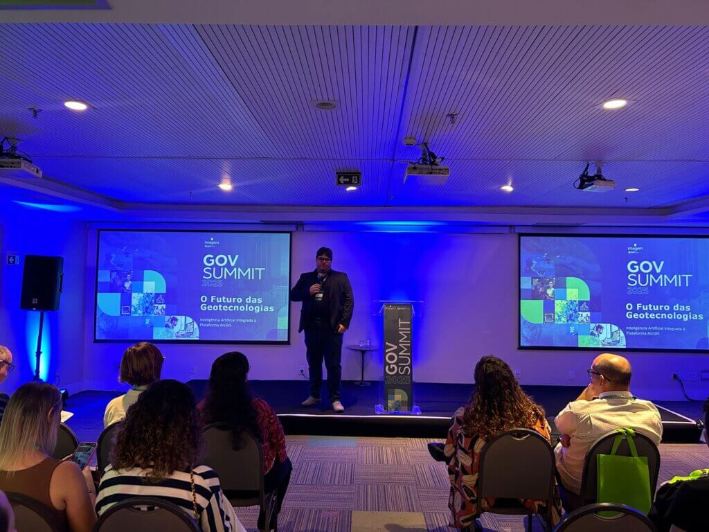 Vitor Zanetti, Cientista de Dados da Imagem, apresenta sobre o futuro das geotecnologias e a integração da inteligência artificial à Plataforma ArcGIS no GovSummit 2025.