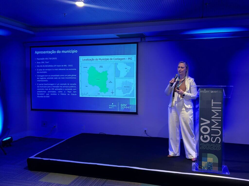 Nádia Daian, Geógrafa da Prefeitura de Contagem, apresenta o projeto “Telhados que Geram Energia” no GovSummit 2025.