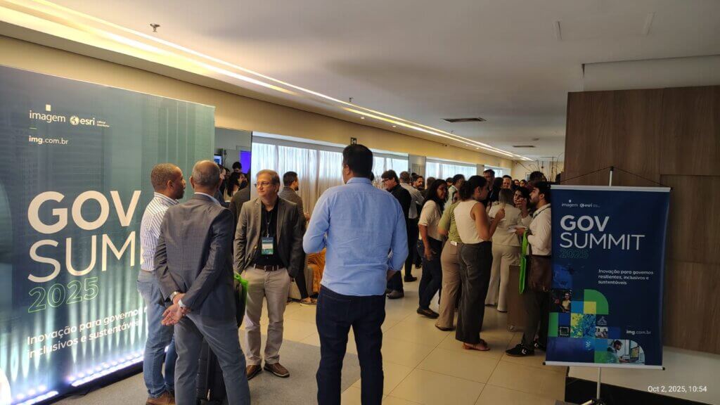 Pessoas reunidas em frente ao banner do GovSummit 2025