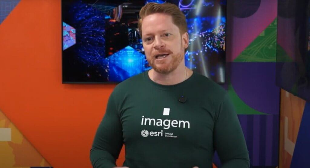 Homem em estudio de TV com roupa verde e logotipo da Imagem Geosistemas