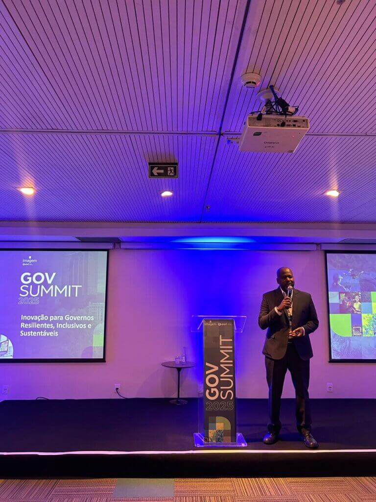 Luiz Vargas, Diretor de Novos Negócios da Imagem, conduz a abertura do GovSummit 2025 com o tema “Inovação para governos resilientes, inclusivos e sustentáveis”