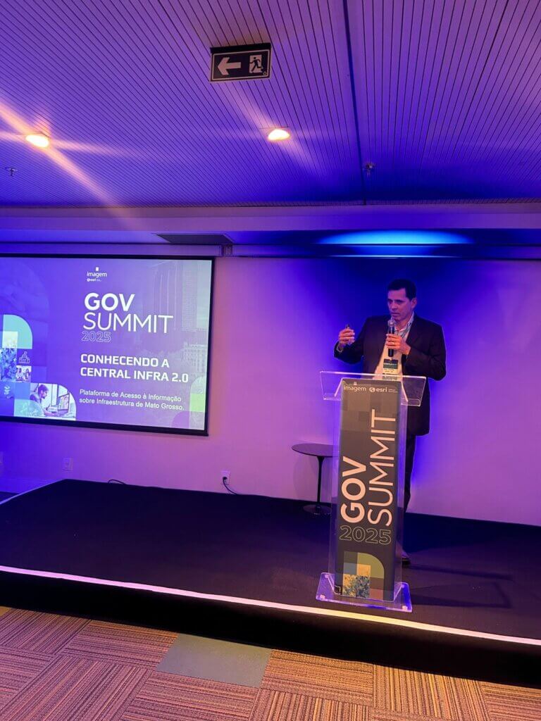 Paulo Fernandes Rodrigues, da SINFRA/MT, apresenta a plataforma Central Infra 2.0 no GovSummit 2025.